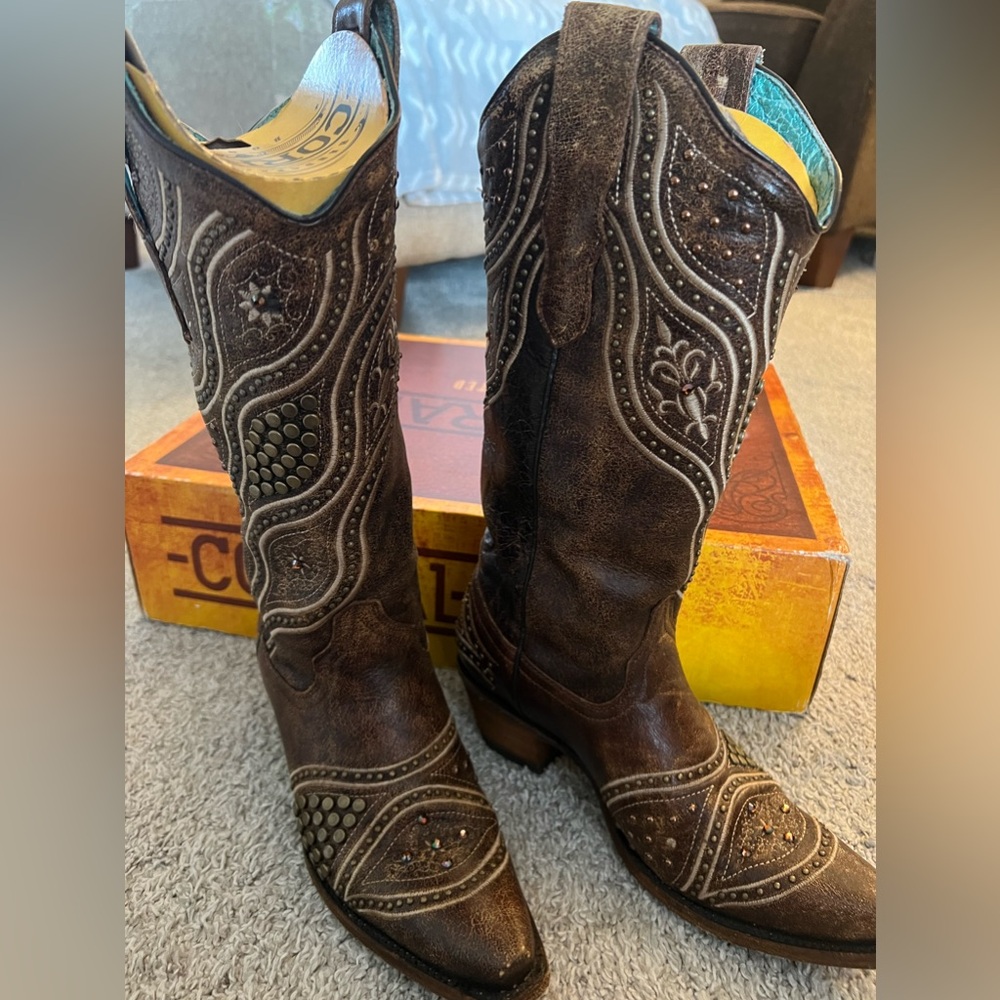 CORRAL HONEY EMBROIDERY AND STUDS BOOTS